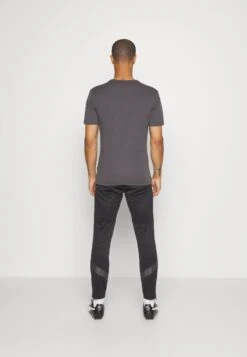 PumaMILAN - Klubbkläder - Black/asphalt 10 PumaMILAN - Klubbkläder - Black/asphalt -Stil och Komfort Butik 03005c07f70940d18174bb5135357b8f