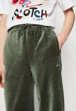 Sean JohnSCRIPT LOGO ESSENTIAL TRACKPANTS - Träningsbyxor - Olive -Stil och Komfort Butik 04ae82fb45b54658907ee32710ea0092