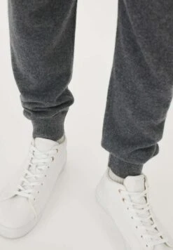 GOBI CashmereTräningsbyxor - Dark Grey -Stil och Komfort Butik 0726c787150f4f72875bfddbb5483e33