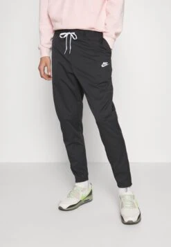 Nike SportswearCLUB TAPER - Träningsbyxor - Black -Stil och Komfort Butik 08aad80843b64f90b88219708453ccb6