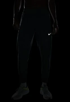 Nike PerformancePANT - Träningsbyxor - Faded Spruce 17 Nike PerformancePANT - Träningsbyxor - Faded Spruce -Stil och Komfort Butik 09ed3590b7a34eeeb54878169c8291c3