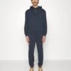 HUGOTRACKSUIT - Träningsset - Dark Blue 2 HUGOTRACKSUIT - Träningsset - Dark Blue -Stil och Komfort Butik 0c0d257b2001440fb3ed8f5690b57829