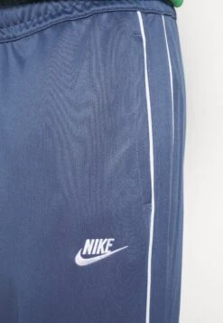 Nike SportswearCLUB PANT - Träningsbyxor - Diffused Blue 15 Nike SportswearCLUB PANT - Träningsbyxor - Diffused Blue -Stil och Komfort Butik 12aabfbc88d4423da45e012b3525a315