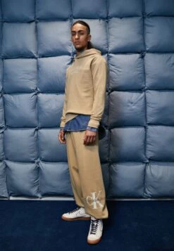 Calvin Klein JeansARCHIVAL MONOLOGO PANT - Träningsbyxor - Travertine 10 Calvin Klein JeansARCHIVAL MONOLOGO PANT - Träningsbyxor - Travertine -Stil och Komfort Butik 33f93bfd1bc741c9aa81a20e27075544
