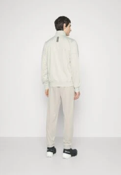 EA7 Emporio ArmaniTRACKSUIT - Träningsset - Light Grey -Stil och Komfort Butik 3f2e874541f446f99d033a16d82e8c84