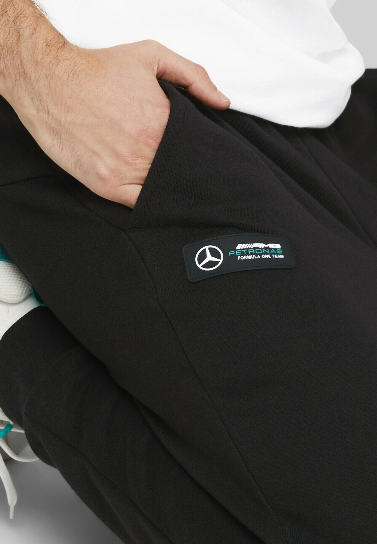 PumaMERCEDES-AMG PETRONAS MOTORSPORT F1 ESSENTIALS - Träningsbyxor - Black 6 PumaMERCEDES-AMG PETRONAS MOTORSPORT F1 ESSENTIALS - Träningsbyxor - Black - Bild 4