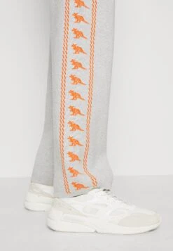 KangolNEXUS PRINT PANT UNISEX - Träningsbyxor - Grey/orange -Stil och Komfort Butik 4af06cb15caa435786221af6d8d61dc9