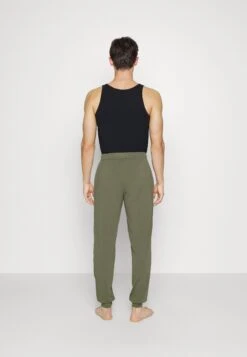 BOSSMIX&MATCH - Pyjamasbyxor - Open Green 9 BOSSMIX&MATCH - Pyjamasbyxor - Open Green -Stil och Komfort Butik 4b221933309842349fefd6eeec4f32e6