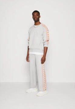 KangolNEXUS PRINT PANT UNISEX - Träningsbyxor - Grey/orange -Stil och Komfort Butik 509e6582b86d4f1983da094bc30b0ce8