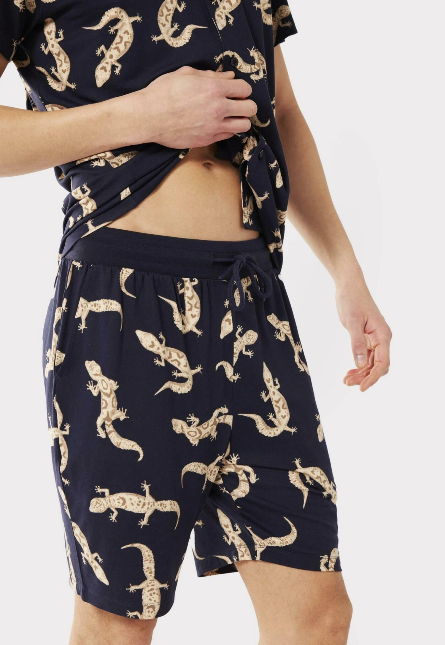 Chelsea PeersGECKO PRINT REVERE COLLAR - Pyjamas - Navy 8 Chelsea PeersGECKO PRINT REVERE COLLAR - Pyjamas - Navy - Bild 6