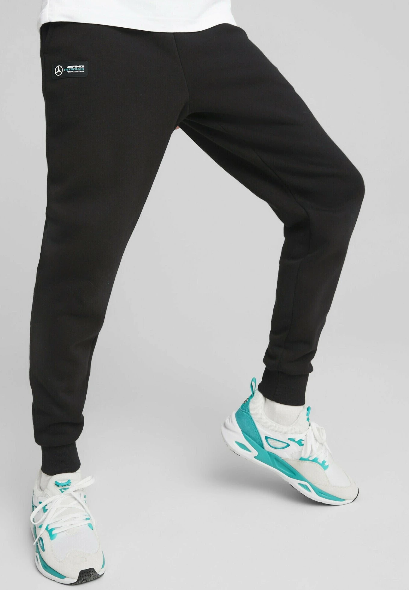 PumaMERCEDES-AMG PETRONAS MOTORSPORT F1 ESSENTIALS - Träningsbyxor - Black 3 PumaMERCEDES-AMG PETRONAS MOTORSPORT F1 ESSENTIALS - Träningsbyxor - Black