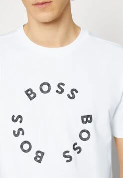 BOSSTEE - T-shirt Med Print - White 13 BOSSTEE - T-shirt Med Print - White -Stil och Komfort Butik 53cd398260454dd096edee00b2a5b9c8