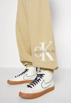 Calvin Klein JeansARCHIVAL MONOLOGO PANT - Träningsbyxor - Travertine 15 Calvin Klein JeansARCHIVAL MONOLOGO PANT - Träningsbyxor - Travertine -Stil och Komfort Butik 595d4b6d1203435aa3da1d08a395ce53