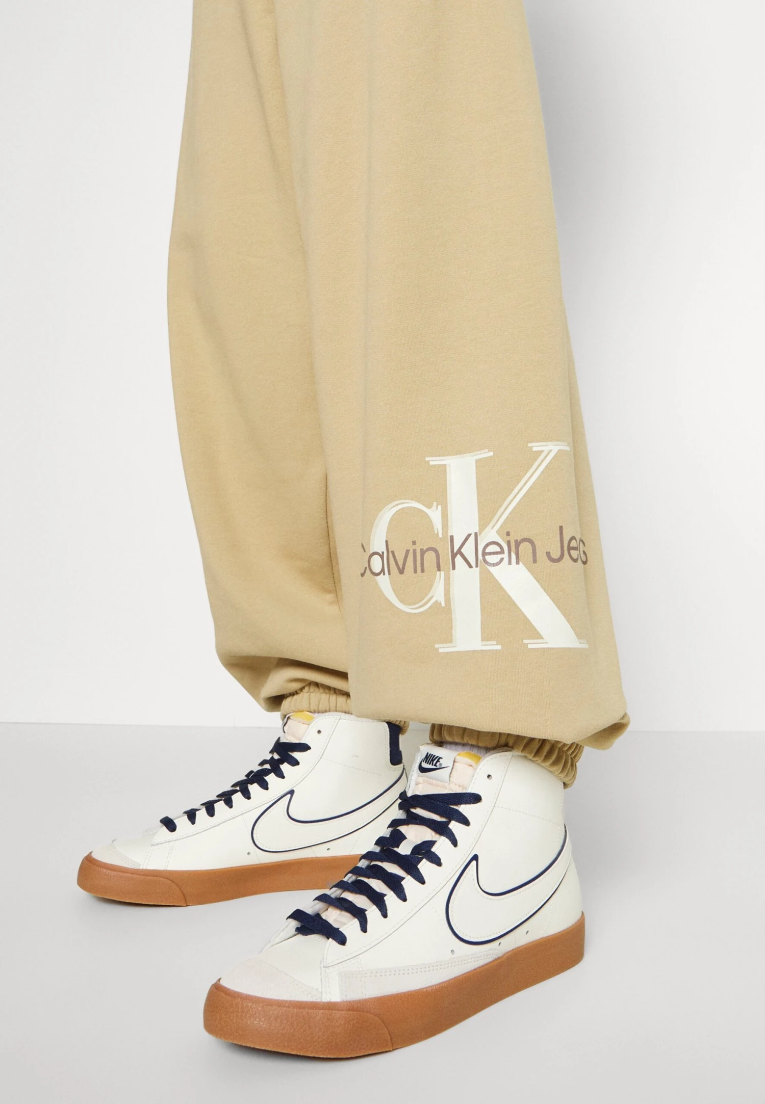 Calvin Klein JeansARCHIVAL MONOLOGO PANT - Träningsbyxor - Travertine 9 Calvin Klein JeansARCHIVAL MONOLOGO PANT - Träningsbyxor - Travertine - Bild 7