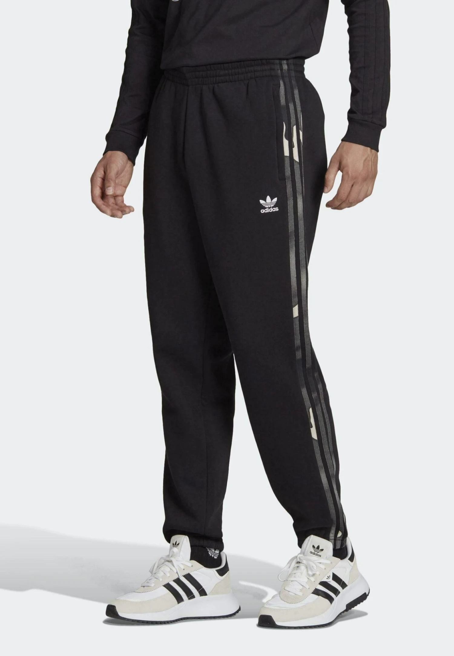 Adidas OriginalsGRAPHICS CAMO - Träningsbyxor - Black 3 Adidas OriginalsGRAPHICS CAMO - Träningsbyxor - Black