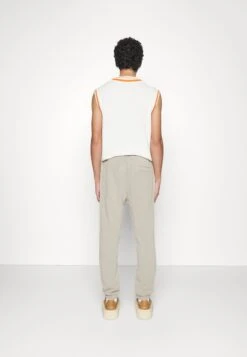 HUGODOREZ - Träningsbyxor - Open Brown 9 HUGODOREZ - Träningsbyxor - Open Brown -Stil och Komfort Butik 613e577c354b4f39ab1d010c745881f0