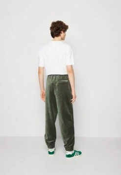 Sean JohnSCRIPT LOGO ESSENTIAL TRACKPANTS - Träningsbyxor - Olive -Stil och Komfort Butik 628b004869bb49fb9e792673b9ae7326
