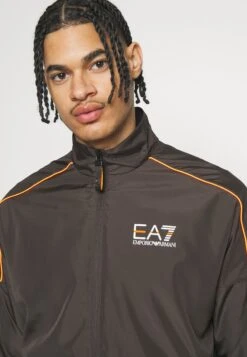 EA7 Emporio ArmaniTENNIS PRO SUIT - Träningsset - Raven -Stil och Komfort Butik 6439b2c1fdcb4a24aaebdabd3d1311a1