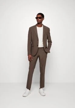 Isaac DewhirstSUIT MOTION MAX - Kostym - Walnut -Stil och Komfort Butik 6b6319b5a0294ee689f9e142244a5dc1