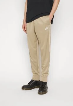Nike SportswearCLUB PANT - Träningsbyxor - Khaki/white 11 Nike SportswearCLUB PANT - Träningsbyxor - Khaki/white -Stil och Komfort Butik 6b9ee5e94741496b8f2ab761550cc39c