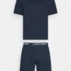 Jack & JonesJACAUSTIN TEE AND SHORTS SET - Pyjamas - Navy Blazer 1 Jack & JonesJACAUSTIN TEE AND SHORTS SET - Pyjamas - Navy Blazer -Stil och Komfort Butik 7073d1e9072043e4ab52ff3b738f7281