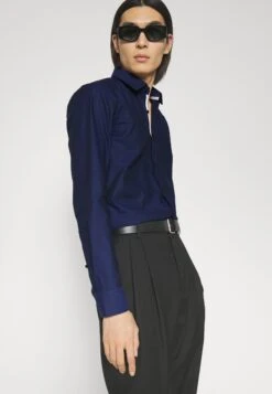 HUGOKOEY - Kostymskjorta - Medium Blue 11 HUGOKOEY - Kostymskjorta - Medium Blue -Stil och Komfort Butik 72561d4fa1ac4d3aba2fbead979d5bbf