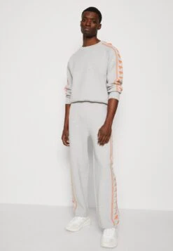 KangolNEXUS PRINT PANT UNISEX - Träningsbyxor - Grey/orange -Stil och Komfort Butik 8012f924ef4240d0b348cd2c96aef148