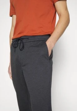 BOSSTABER - Tygbyxor - Dark Blue 11 BOSSTABER - Tygbyxor - Dark Blue -Stil och Komfort Butik 86035aaf920347eca4629ecee7e8696a