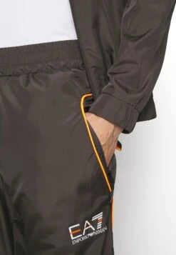 EA7 Emporio ArmaniTENNIS PRO SUIT - Träningsset - Raven -Stil och Komfort Butik 88ee61c471fe42a3a5a3432a35e1effa