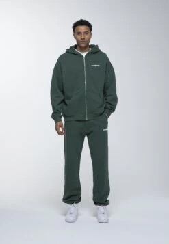 LOW LIGHTS STUDIOS®JOGGER EMBROIDERY UNISEX - Träningsbyxor - Khaki -Stil och Komfort Butik 89539cc3fd0441fa94054a1d973c037e