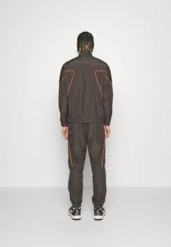 EA7 Emporio ArmaniTENNIS PRO SUIT - Träningsset - Raven -Stil och Komfort Butik 8bd5c26ece934c5b89f9e190ff31adbf