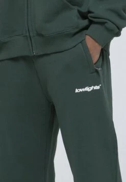 LOW LIGHTS STUDIOS®JOGGER EMBROIDERY UNISEX - Träningsbyxor - Khaki -Stil och Komfort Butik 8f879b202bf04b9b8ef94f868c19448f