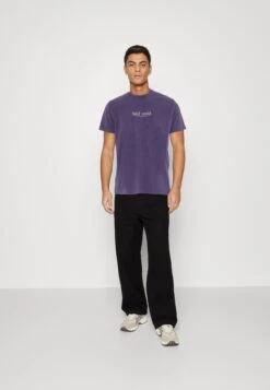 KaotikoWASHED HARD WORLD UNISEX - T-shirt Med Print - Purple -Stil och Komfort Butik 93b71c601b3543fca31192493da439ba