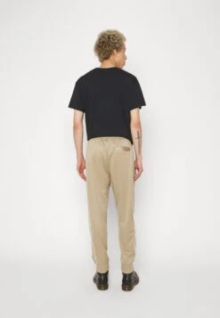 Nike SportswearCLUB PANT - Träningsbyxor - Khaki/white 12 Nike SportswearCLUB PANT - Träningsbyxor - Khaki/white -Stil och Komfort Butik 9b2fd08e61614d74b9a8738c514c032c