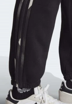 Adidas OriginalsGRAPHICS CAMO - Träningsbyxor - Black 12 Adidas OriginalsGRAPHICS CAMO - Träningsbyxor - Black -Stil och Komfort Butik 9c56c065946d4d48bef4422fb42219fc