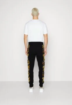 Versace Jeans CouturePRINT LOGO COUTURE - Träningsbyxor - Black/gold -Stil och Komfort Butik aee7cc5872df48a6a826d4d84b7a518d