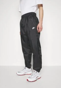 Nike SportswearPANT - Träningsbyxor - Black/white -Stil och Komfort Butik b40777d5790446918018b710656ea404