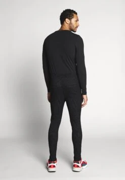 Brave SoulBUCK - Tygbyxor - Black -Stil och Komfort Butik b71f927f5995418fa46135058ca8c435