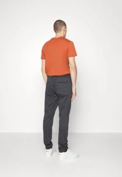 BOSSTABER - Tygbyxor - Dark Blue 10 BOSSTABER - Tygbyxor - Dark Blue -Stil och Komfort Butik c62049af97b34c12a101452eebc510f6