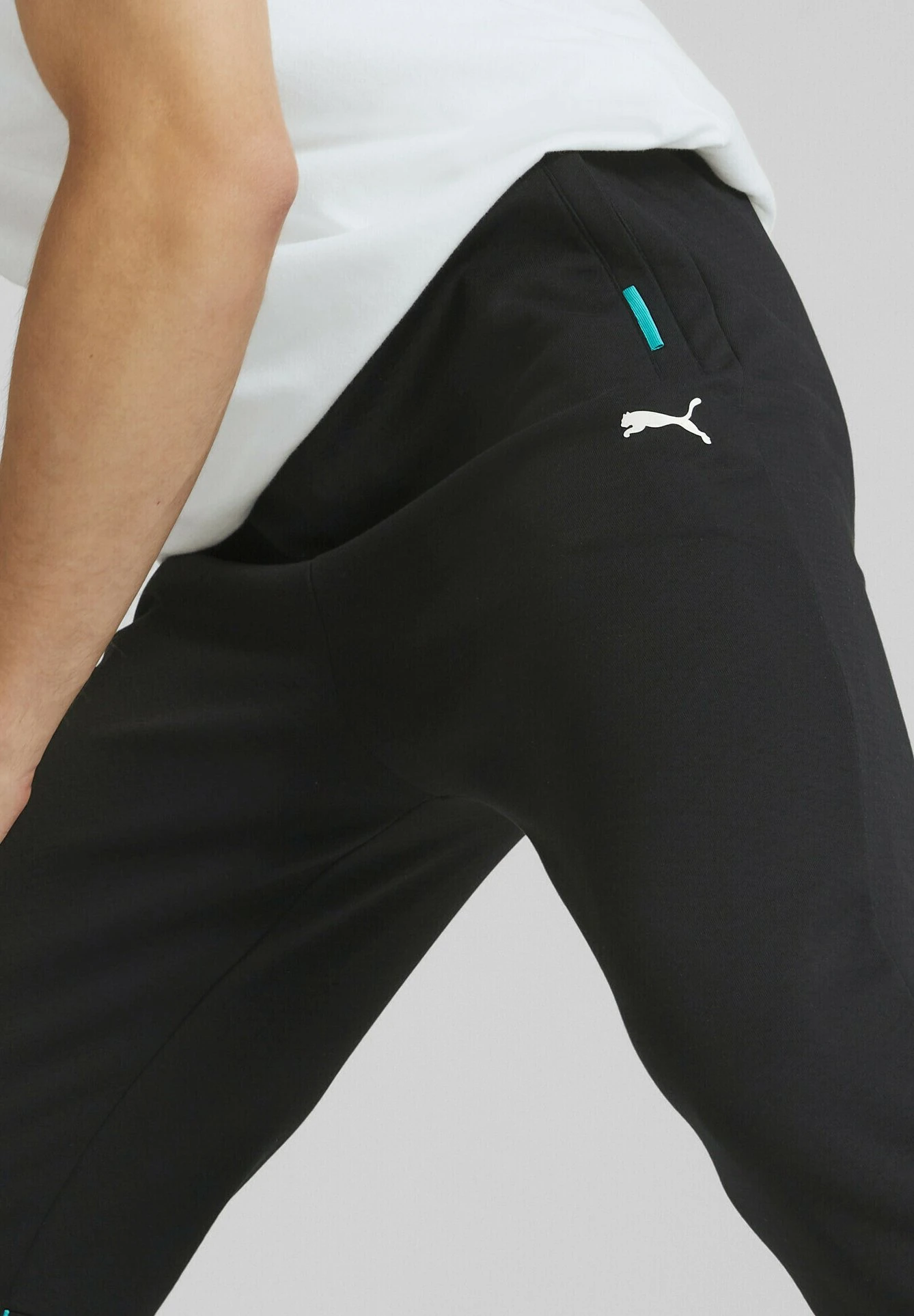 PumaMERCEDES-AMG PETRONAS MOTORSPORT FORMEL - Träningsbyxor - Black 3 PumaMERCEDES-AMG PETRONAS MOTORSPORT FORMEL - Träningsbyxor - Black