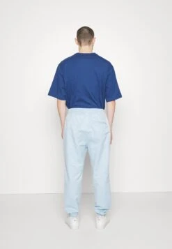 Les BenjaminsTräningsbyxor - Chin Blue 9 Les BenjaminsTräningsbyxor - Chin Blue -Stil och Komfort Butik d148b50a408c4994ad8990cc2f1c0c16