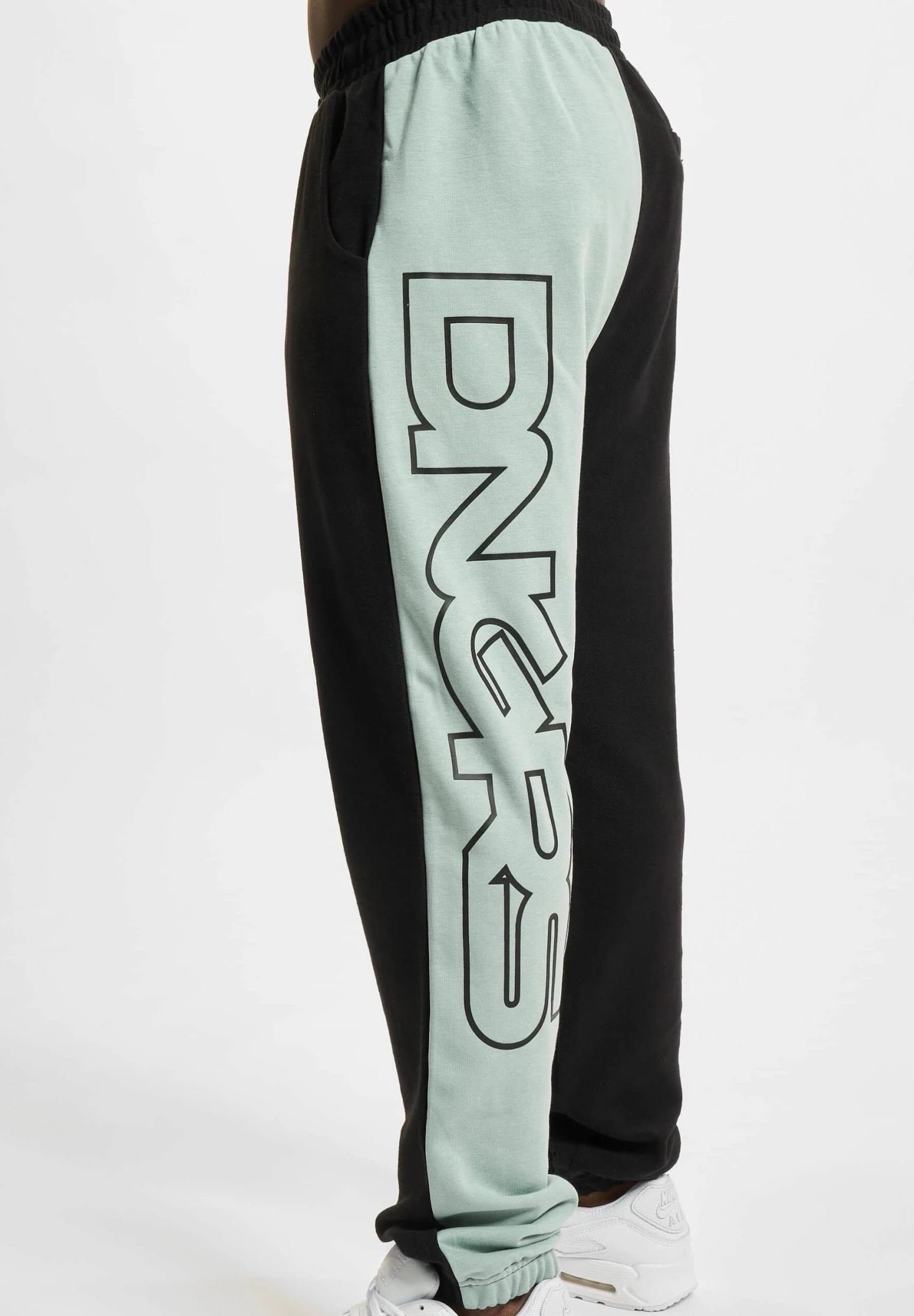 Urban ClassicsDANGEROUS DNGRS CUMULUS BIG PRINT - Träningsbyxor - Black 7 Urban ClassicsDANGEROUS DNGRS CUMULUS BIG PRINT - Träningsbyxor - Black - Bild 5