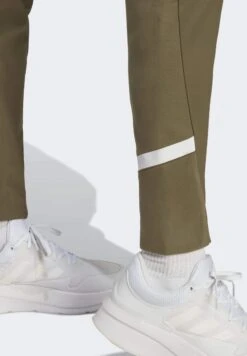 Adidas SportswearDESIGNED 4 GAMEDAY - Träningsbyxor - Olive Strata -Stil och Komfort Butik d9e0f07f34c941cd8117d99d86451dd8