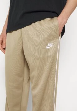 Nike SportswearCLUB PANT - Träningsbyxor - Khaki/white 15 Nike SportswearCLUB PANT - Träningsbyxor - Khaki/white -Stil och Komfort Butik dca90b9178f0407f986bfc56f203ad32