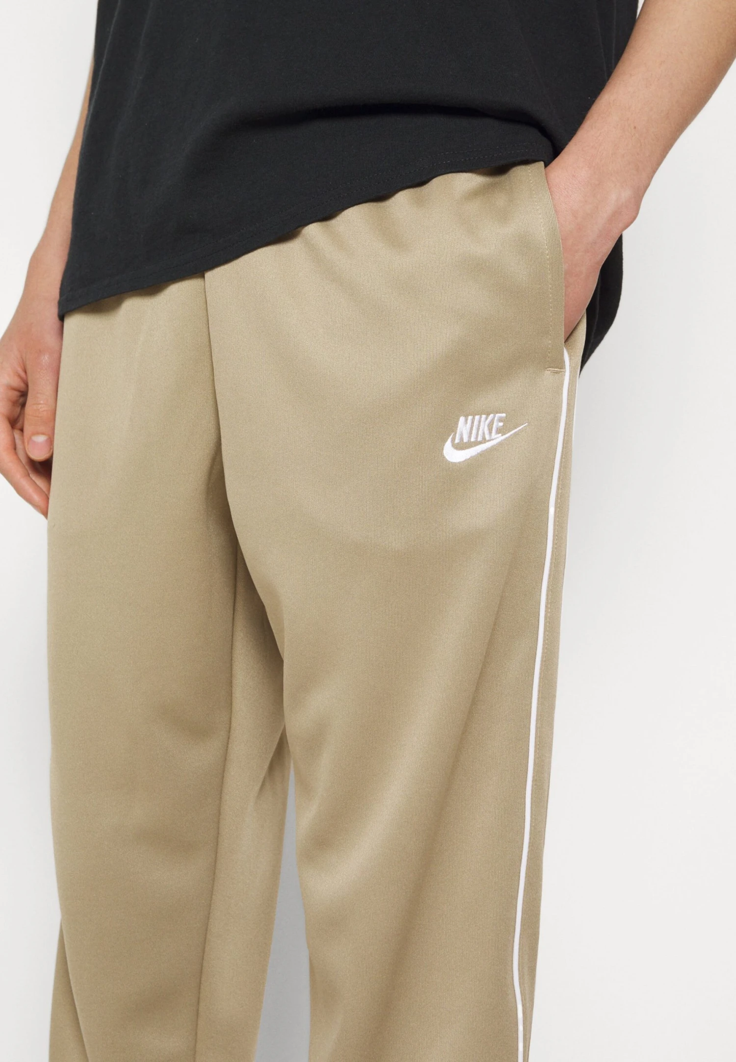 Nike SportswearCLUB PANT - Träningsbyxor - Khaki/white 9 Nike SportswearCLUB PANT - Träningsbyxor - Khaki/white - Bild 7