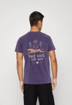 KaotikoWASHED HARD WORLD UNISEX - T-shirt Med Print - Purple -Stil och Komfort Butik dfed13cf51ee4ca0bf746a718a462c05