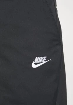 Nike SportswearCLUB TAPER - Träningsbyxor - Black -Stil och Komfort Butik e0623c92c40940fb8ba3601ea0293267