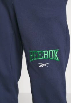 Reebok ClassicPANTS - Träningsbyxor - Vector Navy 15 Reebok ClassicPANTS - Träningsbyxor - Vector Navy -Stil och Komfort Butik e0ac0b56e22140e38dd0ddeb7f42f70e