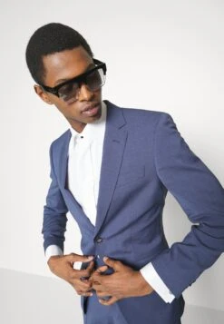 BOSSHUGE - Kostym - Open Blue 20 BOSSHUGE - Kostym - Open Blue -Stil och Komfort Butik e5247f975c834ffe9d902c0abb5ee1a0