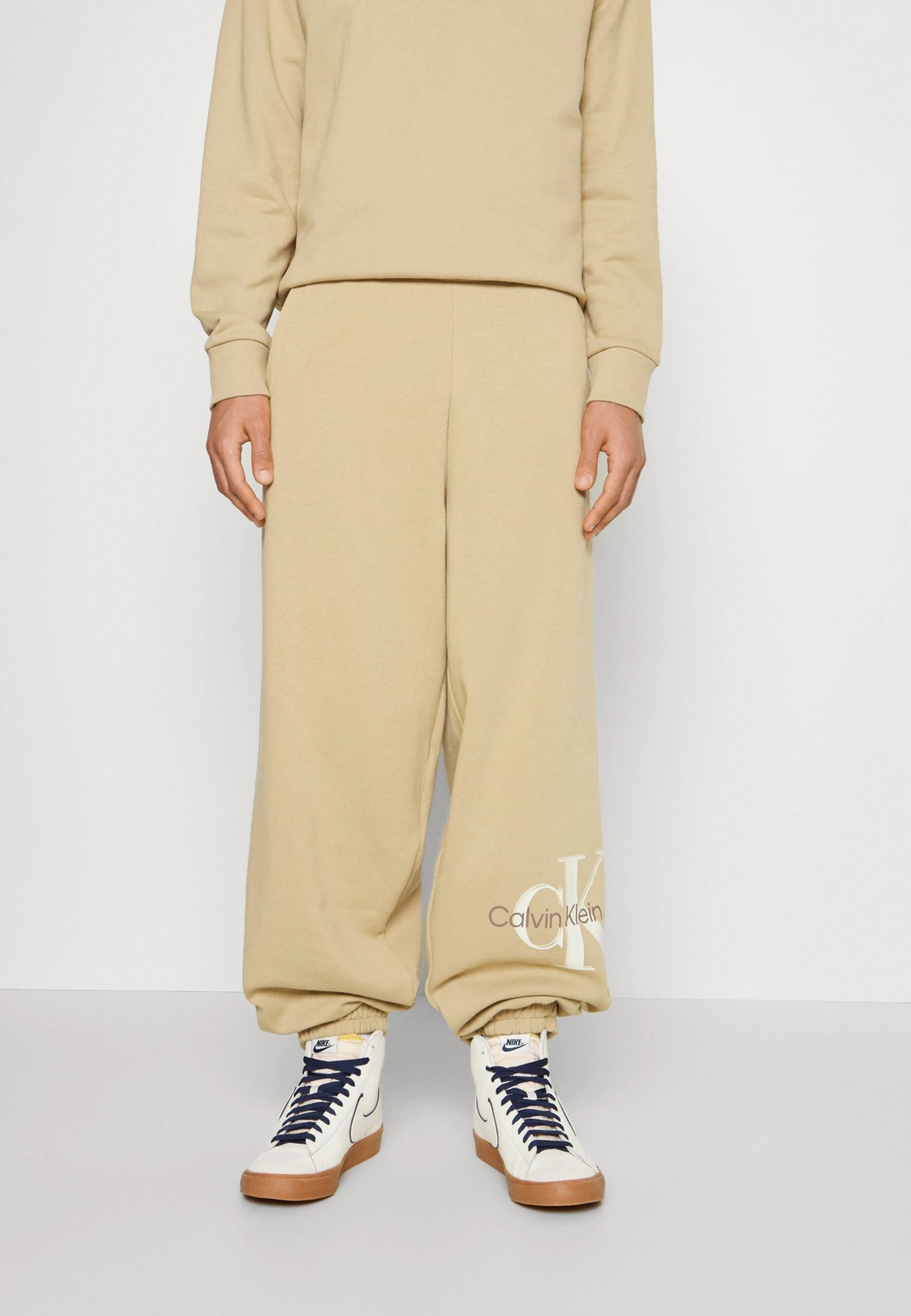 Calvin Klein JeansARCHIVAL MONOLOGO PANT - Träningsbyxor - Travertine 5 Calvin Klein JeansARCHIVAL MONOLOGO PANT - Träningsbyxor - Travertine - Bild 3